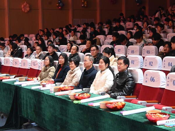 �������ϯ����ϵ����Ծ���¡������С� ӭ������ ��������ѧ�Ӽ�ǿ�������� �Զ�ʻ�����ഺ����​