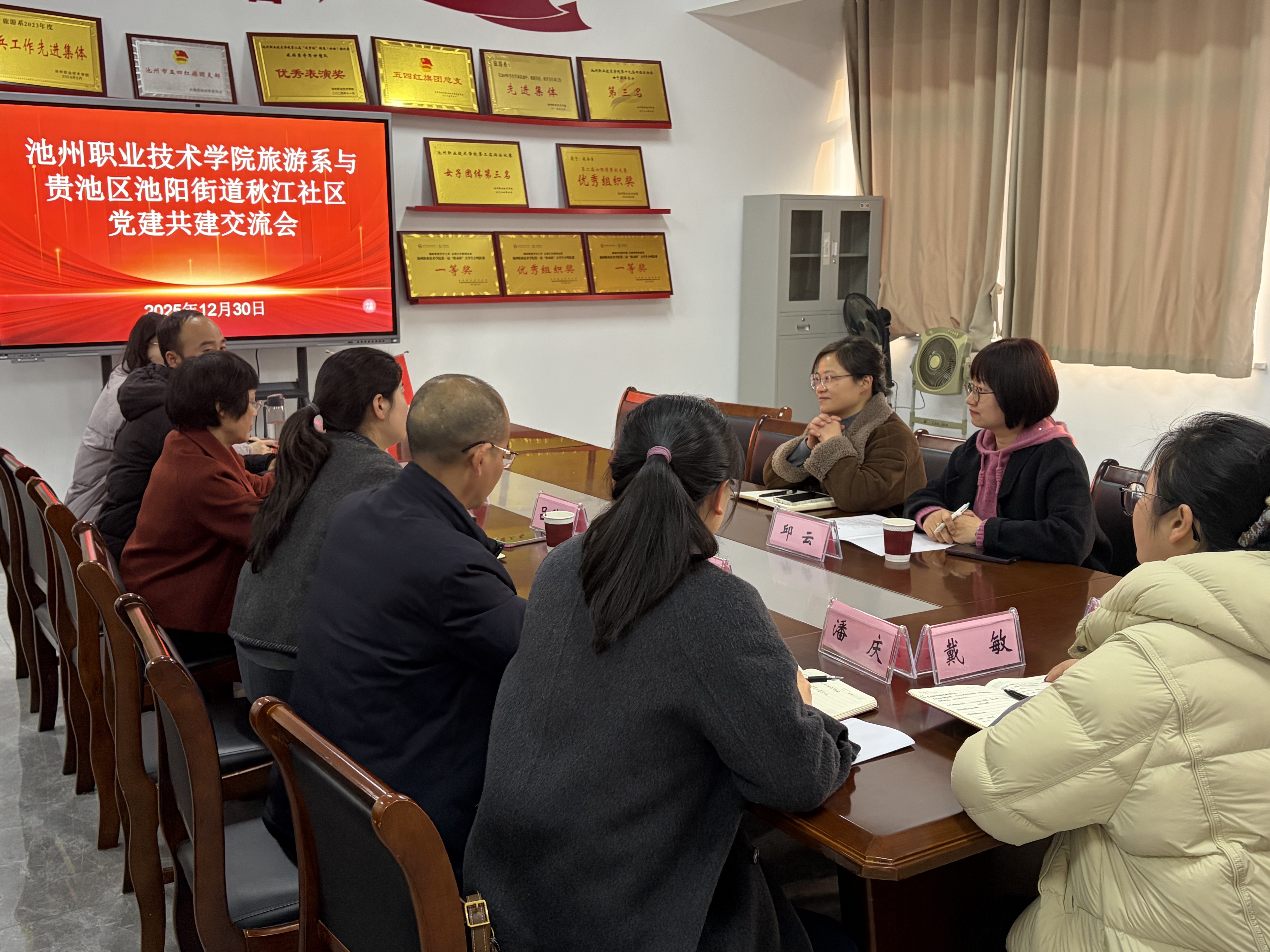 ������Ծۺ�����У�繲������ƪ�����ｭ����������ϵ���е�������ǩԼ��ʽ​